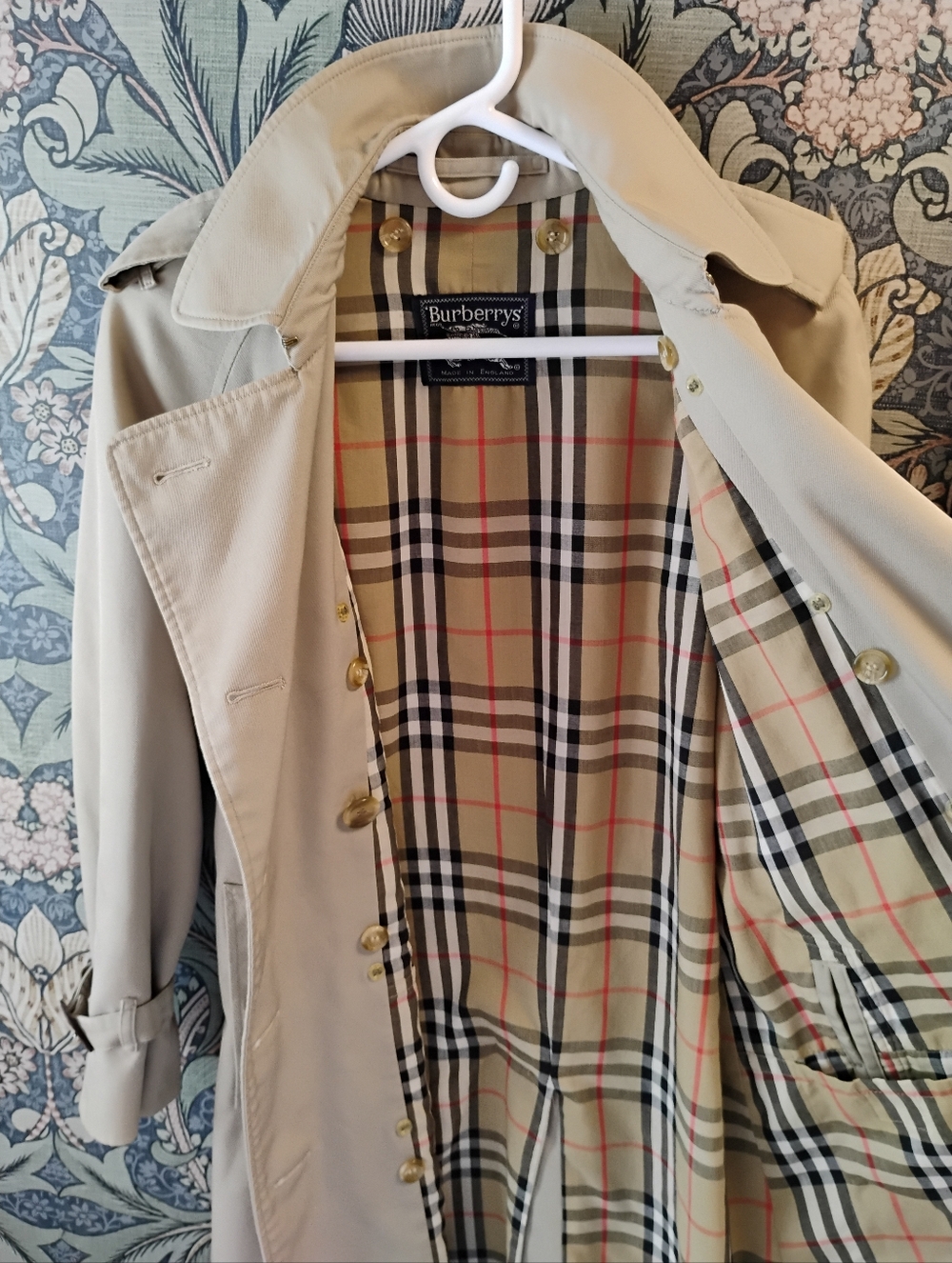 Vintage Burberry Beige Trench Coat with Signature Check Lining - Picture 4 of 10